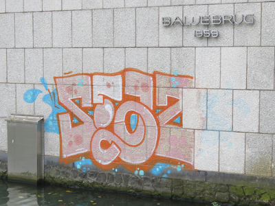 833330 Afbeelding van graffiti met een gestileerde tekst op de Balijebrug bij de Kanaalweg te Utrecht.